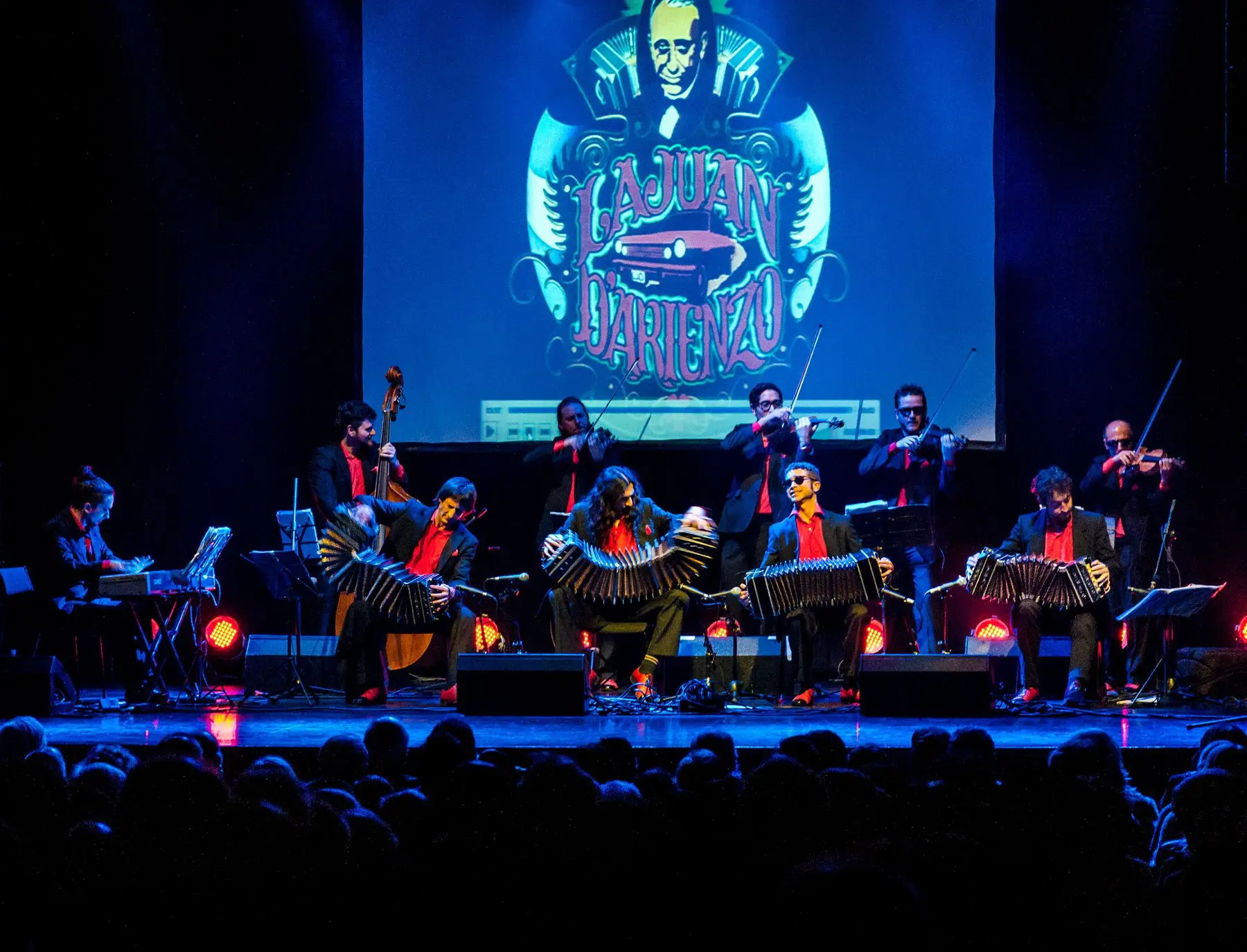 La Juan D'Arienzo auf der Bühne — Bandoneons und Streicher in blauem Bühnenlicht
