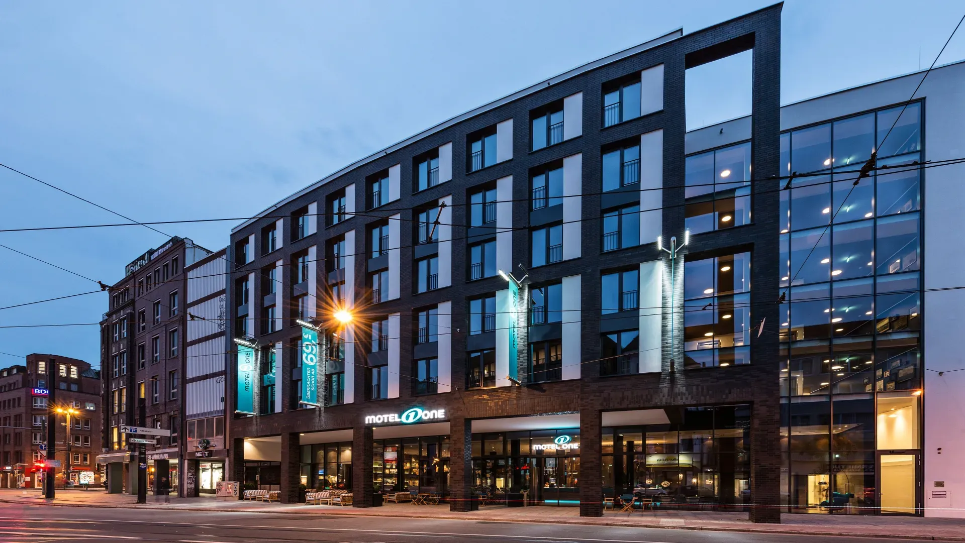 Das Motel One Bremen-Altstadt am Brill zur blauen Stunde — beleuchtete Fassade des Designhotels.