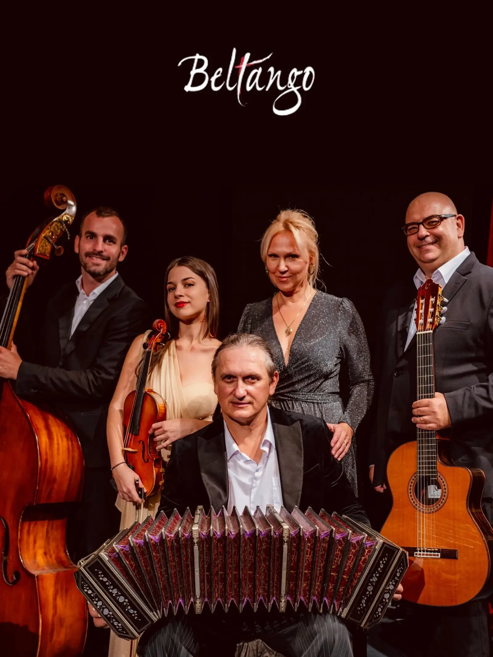 Quinteto Beltango — die fünf Musiker:innen mit Bandoneon, Gitarre, Kontrabass und Violine