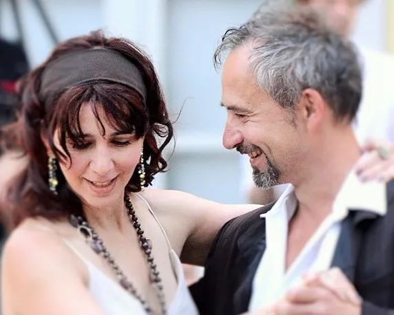 Catalina Lotte-Fooken und Thomas Lotte beim Tango, eng umschlungen und lächelnd.